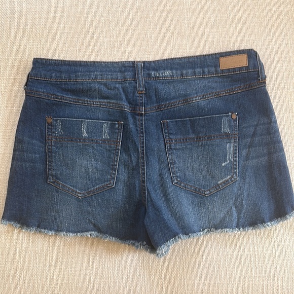Elan distressed stretch fringe jean shorts Size Large - Picture 2 of 5